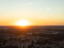 Taras widokowy Sky Tower w dniu głębokiego zaćmienia Słońca, 13 sierpnia 2026