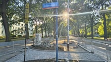 <p>Budowa ścieżki rowerowej wzdłuż ulicy Olszewskiego, zdjęcie z 9 sierpnia 2026.</p>