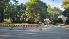 <p>Budowa ścieżki rowerowej wzdłuż ulicy Olszewskiego, zdjęcie z 9 sierpnia 2026.</p>