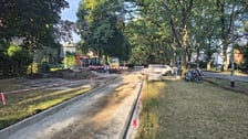 <p>Budowa ścieżki rowerowej wzdłuż ulicy Olszewskiego, zdjęcie z 9 sierpnia 2026.</p>