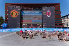 Kibice Manchesteru United i AC Milan spędzają czas przed meczem w strefie kibica na Placu Wolności.