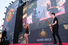 Neya z zespołem Feel The Beat występuje w strefie kibica Super Meczu na Placu Wolności, 15 sierpnia 2026 r.