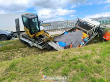 Samochód dostawczy z minikoparką w rowie na autostradzie A4 pod Wrocławiem - 20 sierpnia 2026 r.