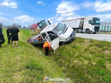 Samochód dostawczy z minikoparką w rowie na autostradzie A4 pod Wrocławiem - 20 sierpnia 2026 r.