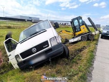 Samochód dostawczy z minikoparką w rowie na autostradzie A4 pod Wrocławiem - 20 sierpnia 2026 r.