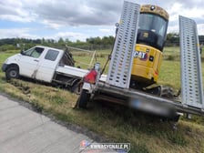 Samochód dostawczy z minikoparką w rowie na autostradzie A4 pod Wrocławiem - 20 sierpnia 2026 r.