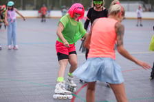 Uczestnicy zabawy Night Skate w MCS, 21.08