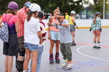 Uczestnicy zabawy Night Skate w MCS, 21.08