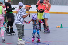 Uczestnicy zabawy Night Skate w MCS, 21.08