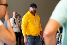 <p>Prezydent Jacek Sutryk podczas dnia otwartego Zespołu Szkolno-Przedszkolnego nr 27&nbsp;</p>