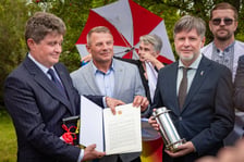 <p>Ryszard Kessler, Artur Jurkowski i Taras Tokarskyi, zakładanie Skweru Przyjaźni Polsko-Ukraińskiej, 24 sierpnia 2026</p>