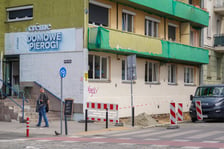 Związana z remontem chodnika zmiana organizacji ruchu na Pl. Konstytucji 3 Maja.