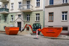 Rozbiórka starego chodnika na Pl. Konstytucji 3 Maja.