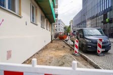 Rozbiórka starego chodnika na Pl. Konstytucji 3 Maja.
