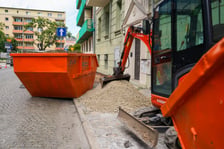 Rozbiórka starego chodnika na Pl. Konstytucji 3 Maja.