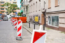 Wygrodzenie jezdni przy chodniku na Pl. Konstytucji 3 Maja, który będzie remontowany.