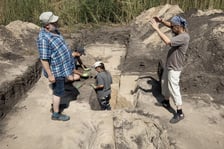Prace archeologiczne na cmentarzysku koło Żórawiny pod Wrocławiem. Dr Paweł Dąbrowski, prof. Tomasz Gralak