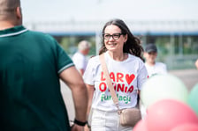 <p>Aneta (mama Piotrka), odsłonięcie figurki Otinia przy Stadionie Tarczyński Arena, 25 sierpnia 2026</p>