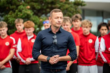<p>Krzysztof Wołczek, odsłonięcie figurki Otinia przy Stadionie Tarczyński Arena, 25 sierpnia 2026</p>