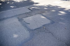 Ulica Dembowskiego i jej zniszczona nawierzchnia przed remontem, 27 sierpnia 2026