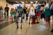 Robot Adam Kowalski na Dworcu Głównym we Wrocławiu, 28.08.2026 r.