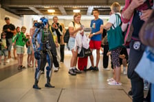 Robot Adam Kowalski na Dworcu Głównym we Wrocławiu, 28.08.2026 r.