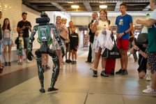 Robot Adam Kowalski na Dworcu Głównym we Wrocławiu, 28.08.2026 r.