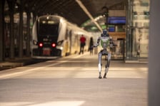 Robot Adam Kowalski na Dworcu Głównym we Wrocławiu, 28.08.2026 r.