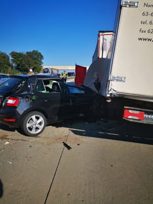 Wypadek na A4 między węzłami Gościsław i Kostomłoty. Zderzyły się trzy pojazdy, autostrada w kierunku Wrocławia jest zablokowana. Zginęła jedna osoba. 27.08.2026 r.