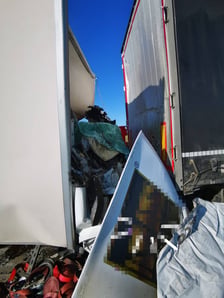 Wypadek na A4 między węzłami Gościsław i Kostomłoty. Zderzyły się trzy pojazdy, autostrada w kierunku Wrocławia jest zablokowana. Zginęła jedna osoba. 27.08.2026 r.