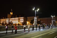 Nightskating we Wrocławiu. Przejazd rolkarzy przez Wrocław