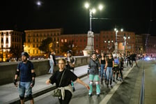 Nightskating we Wrocławiu. Przejazd rolkarzy przez Wrocław