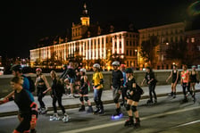 Nightskating we Wrocławiu. Przejazd rolkarzy przez Wrocław