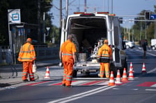 Malowanie pasów na przejściu dla pieszych na ulicy Kwidzyńskiej