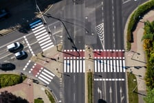 Malowanie pasów na przejściu dla pieszych na ulicy Kwidzyńskiej