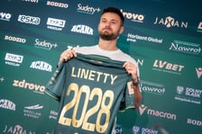 Karol Linetty z koszulką Śląska Wrocław ze swoim nazwiskiem.