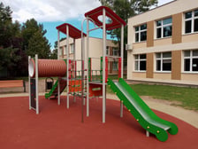 Plac zabaw na terenie Szkoły Podstawowej nr 64 przy ul. Wojszyckiej
