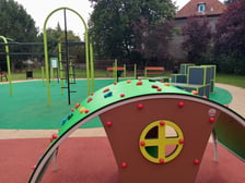 Plac zabaw na terenie Szkoły Podstawowej nr 64 przy ul. Wojszyckiej