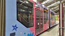 <p>Oklejony "tramwaj bezpieczeństwa" w zajezni tramwajowej</p>
