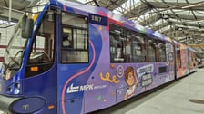 <p>Oklejony "tramwaj bezpieczeństwa" w zajezni tramwajowej</p>