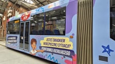 <p>Oklejony "tramwaj bezpieczeństwa" w zajezni tramwajowej</p>