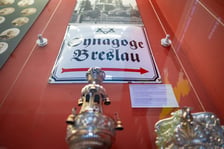 <p>Szyld Synagogi Wrocławskiej w gablocie Muzeum Miejskiego.</p>