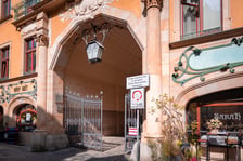<p>Brama kamienicy przy ul. Włodkowica 5-9, prowadząca na podw&oacute;rze, w kt&oacute;rym znajduje się Synagoga Pod Białym Bocianem.</p>