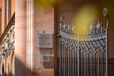 <p>Brama kamienicy przy ul. Włodkowica 5-9, prowadząca na podw&oacute;rze, w kt&oacute;rym znajduje się Synagoga Pod Białym Bocianem.</p>