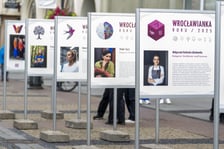 <p>Plebiscyt Wrocławianka Roku. Na zdjęciu wystawa plenerowa poświęcona Wrocławiankom Roku 2025.</p>