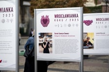 <p>Plebiscyt Wrocławianka Roku. Na zdjęciu wystawa plenerowa poświęcona Wrocławiankom Roku 2025.</p>