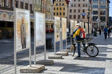 Wystawa poświęcona Władysławowi Bartoszewskiemu na wrocławskim Rynku