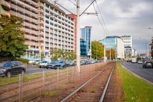 BMW na torowisku, od rana utrudnienia na Legnickiej