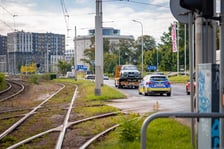 BMW na torowisku, od rana utrudnienia na Legnickiej