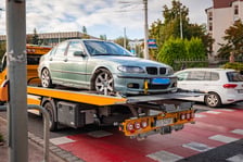 BMW na torowisku, od rana utrudnienia na Legnickiej
